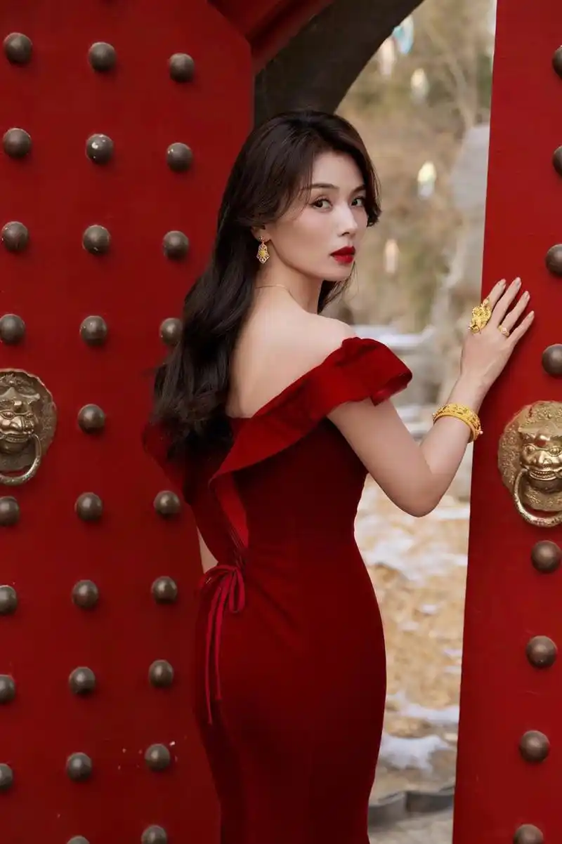 红红火火刘涛 高清手机壁纸  刘涛身穿红衣,喜气洋洋,仿佛一团热烈的