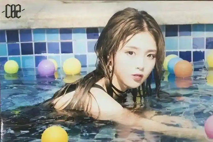 早年杨超越泳池照,简直颜值身材兼备,网友表示看不下去_泳装_争议