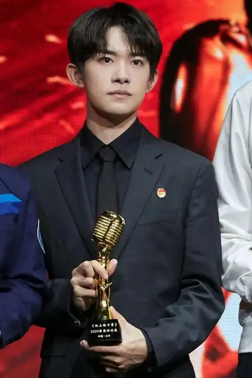 易烊千玺妈妈厂妹出身苦心培养孩子13年如今儿子是她的骄傲