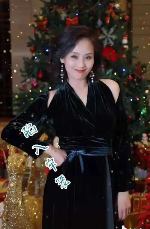 54岁的"富太"李颖,上海女人的精致,旗袍上身气质不减当年_时尚_民国