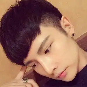 好看又时尚的男生桃心形刘海发型