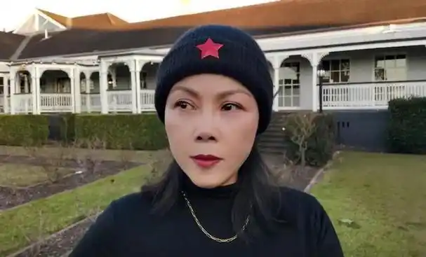 后来,田震选择了一个人前往澳洲,开始享受起了轻松自在的生活.