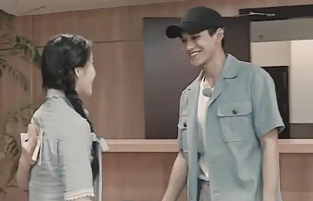 姜贞羽可怜兮兮盯着黄旭熙,男方的反应令人意外,是乖女孩的魔力