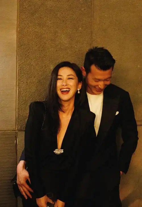 春光正好朱珠和老公带女儿公园放风筝三岁王珠宝卷发呆萌可爱