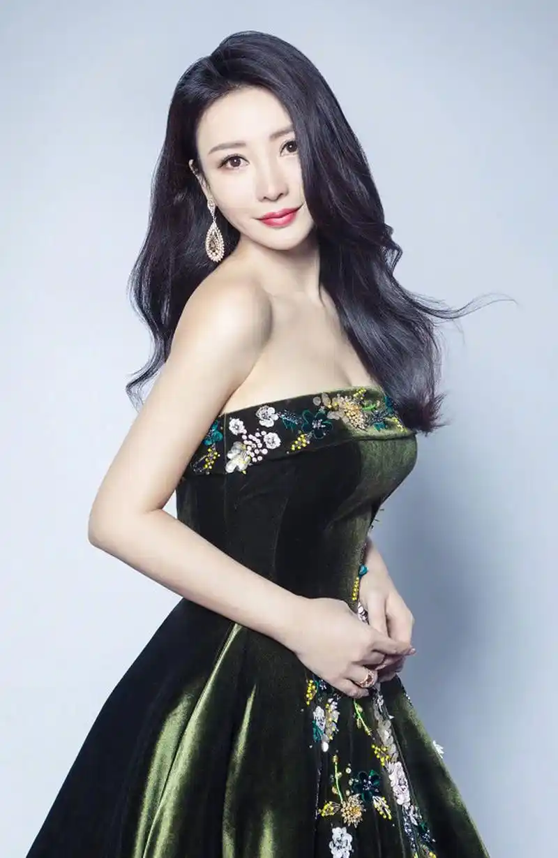 柳岩凭借熬人的身材爆红娱乐圈,那么,她的胸是真的吗?