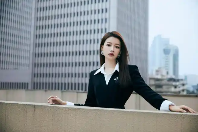 礼赞青春"今日boss一身纯黑简约西装出席荣誉颁发典礼～@孙怡微博