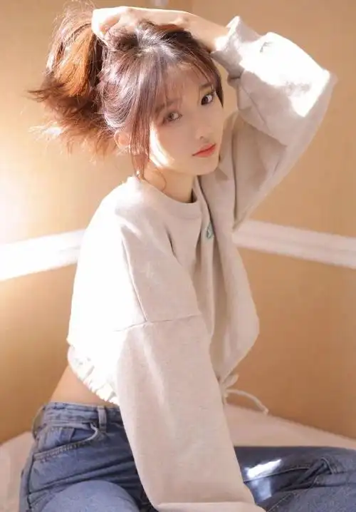 甜美长发酒窝美女可爱搞怪