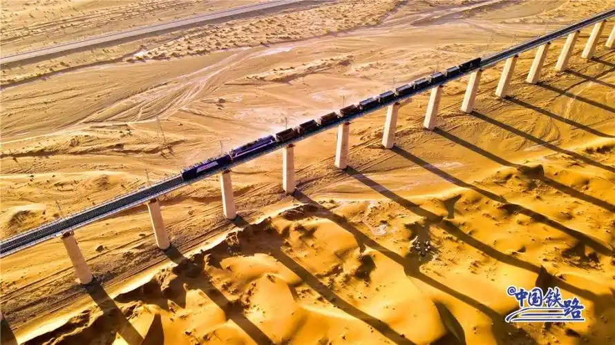 震撼航拍穿越无人区的神秘列车来了