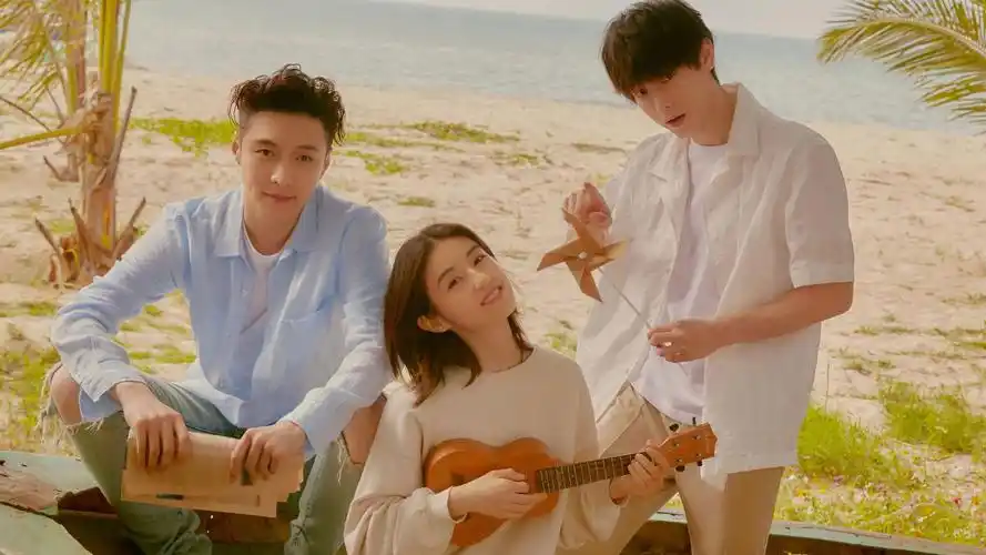 张艺兴彭昱畅张子枫海边嬉戏兄妹三人笑容温暖治愈颜值好养眼