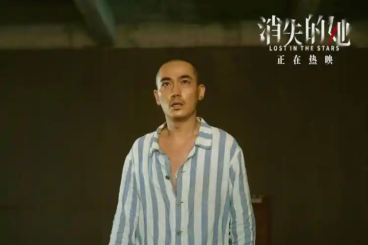 朱一龙首次挑战光头造型 悬疑犯罪电影《消失的她》热映中_剃头_影片