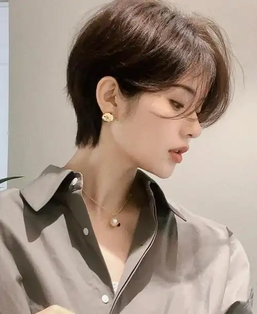 (大圆脸适合的短发发型图片 减龄) - 冷求网
