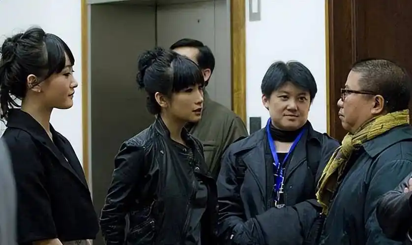 和章子怡是同班同学,靠演动作片夺影后,如今火遍整个娱乐圈_秦海璐