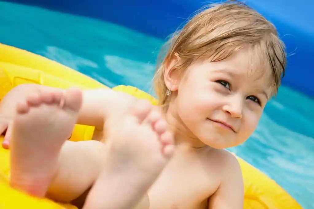 在游泳池中的女孩,在泳池中的小女孩