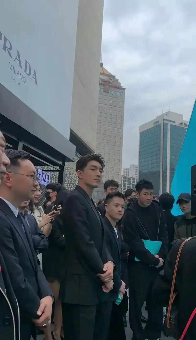 霸总氛围感 #林更新#九亿少女的梦 这身高 一看就是咱北方 - 抖音