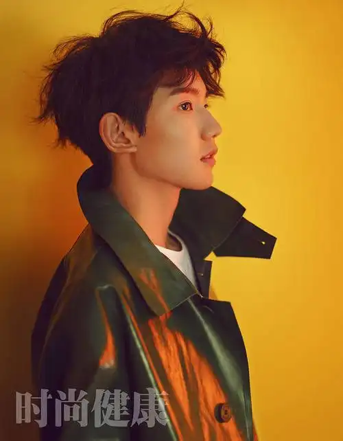 "少年骑士"王源登封面 17岁"撞出色"显双面魅力