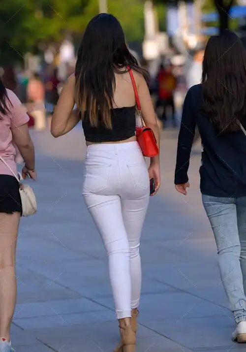 亮白紧身裤搭配简约小抹胸,前卫性感,时尚简约_上衣