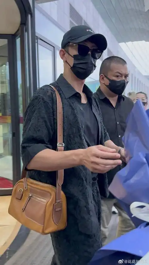 黄景瑜超话#黄景瑜烟花少年#hjy#黄景瑜张小满#  今天时间仓促,在机场