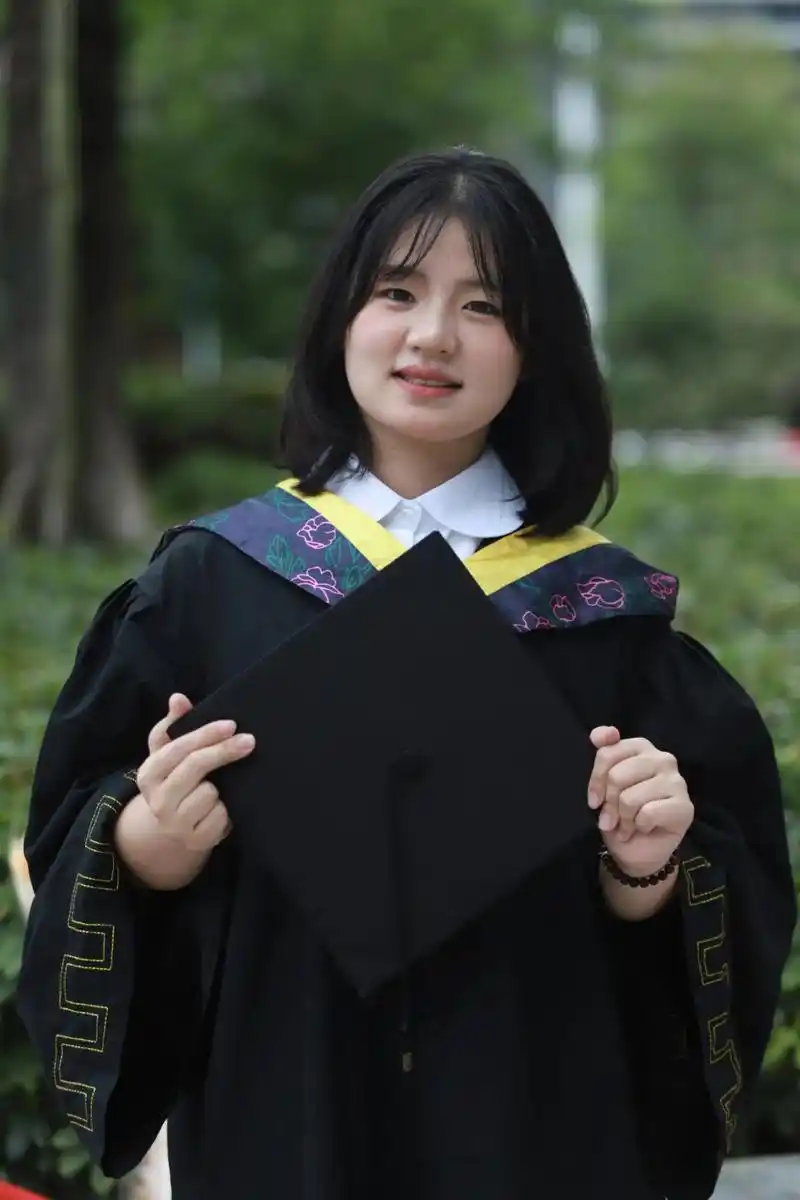 穿上了学士服,拍了毕业照,小棉袄毕业快乐!我真诚地期望并深信