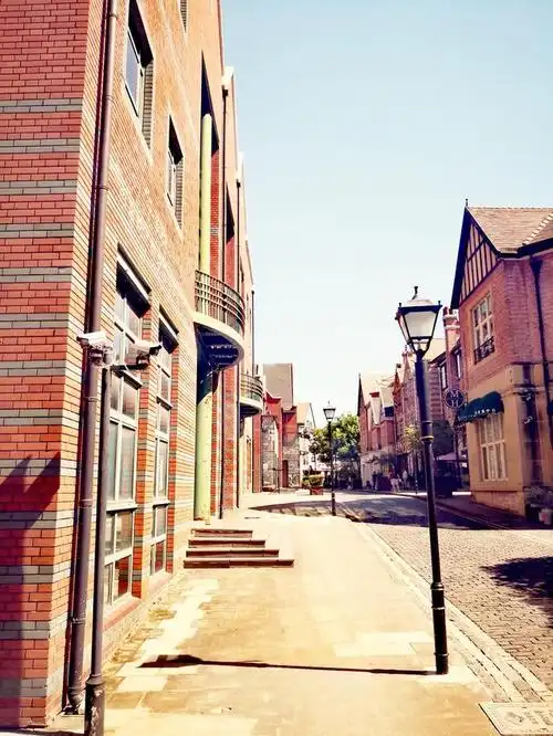 位于松江新城核心区域的 泰晤士小镇始建于2001年,竣工于2005年,总