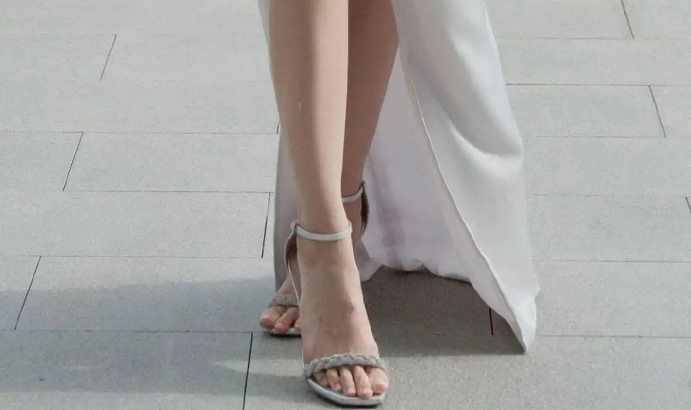 火箭少女101李紫婷的一字带高跟凉鞋美足,如同湖中的莲花,清新脱俗.