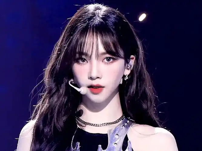 柳智敏,蛇系大美女,真人肯定超级亮眼,头小脸小五官精致