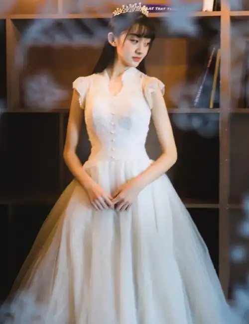 "小李慧珍"曲芷含,牛仔背带裙"超模腿"很抢镜,秒变时尚达人