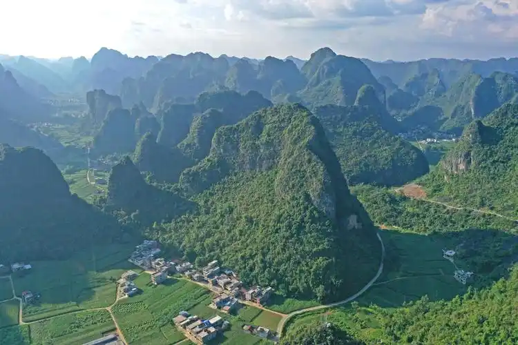 这是广西都安瑶族自治县东庙乡境内的乡村公路(9月2日摄,无人机照片).