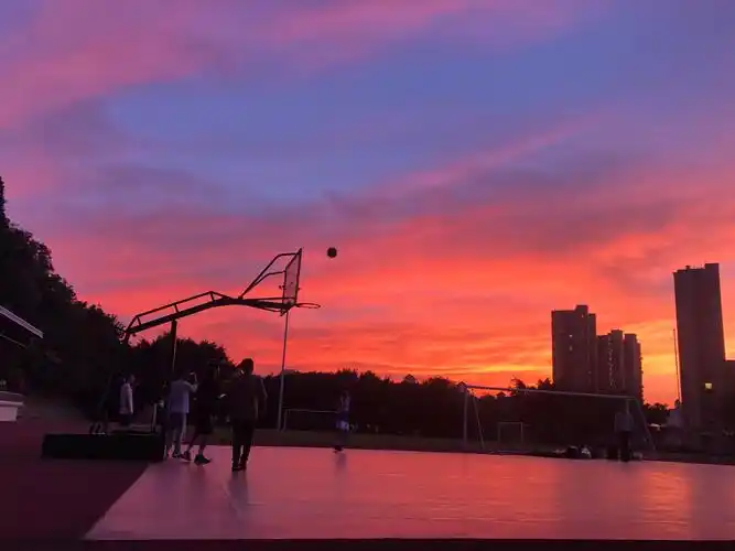 傍晚的篮球场就是青春的味道