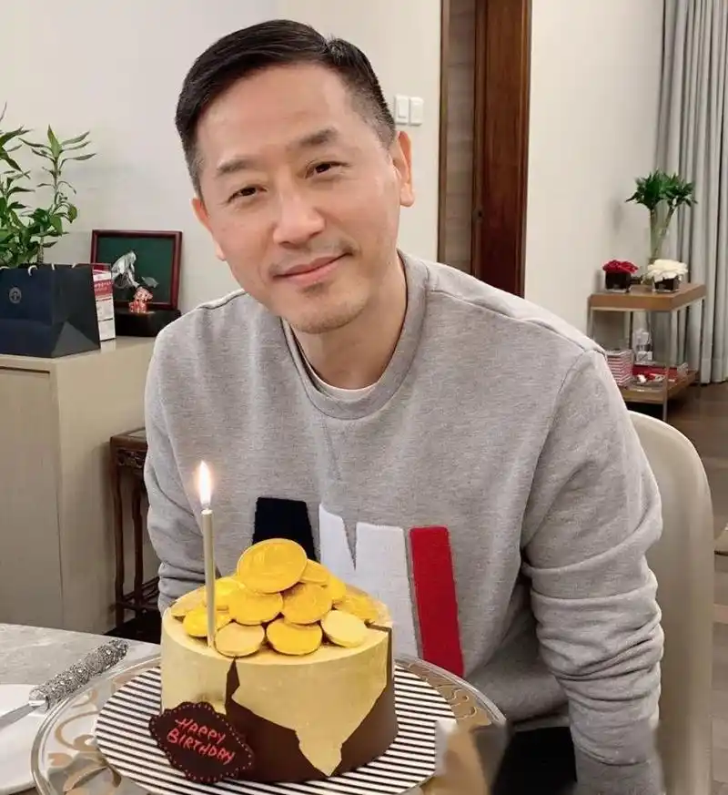 以及友人一起为唐鹤德庆生的照片,并配文:"祝唐先生身体健康,生日快乐