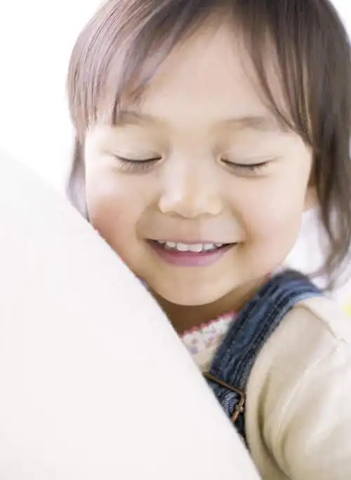 东方人,儿童,一个人,客厅,闭眼,抱,笑,微笑,露齿笑,竖图,室内,白天