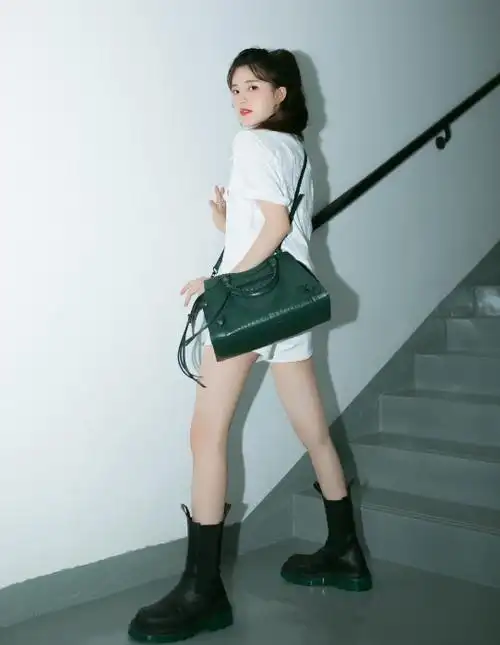 赵露思终于正视自己身材,大胆挑战毒汁靴,没想到意外秀出a字腿_腾讯新