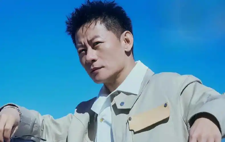 回顾演员李健19岁出道娶中学初恋为妻42岁因狂飙走红