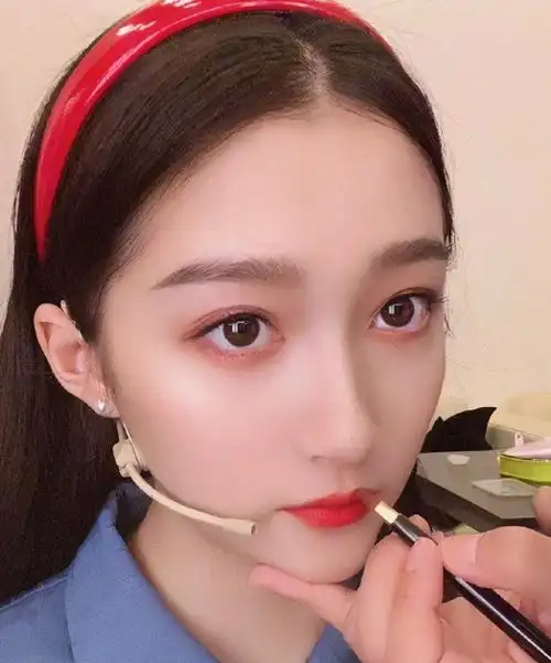 关晓彤红色发卡