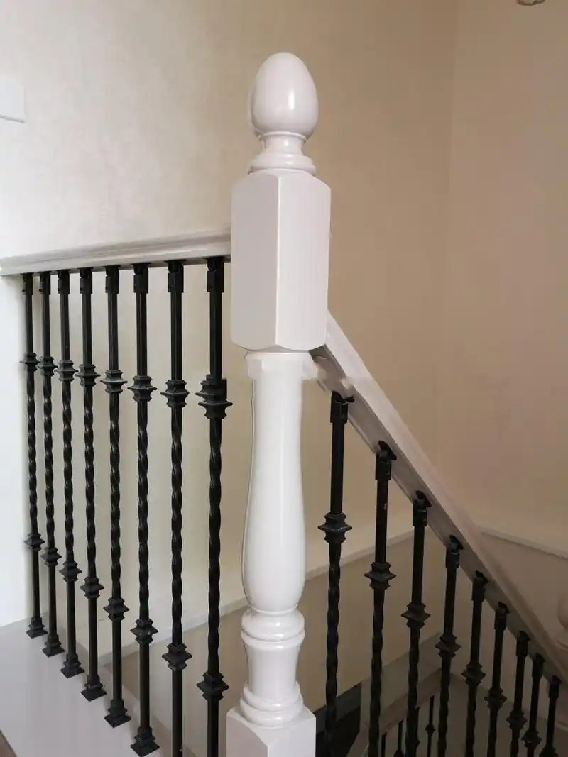 灰色系实木楼梯铁艺扶手栏杆 梯步扶手大柱采用实木灰色,立板大梁实木