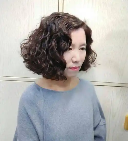 越活越讲究的中年女人,穿衣打扮都有这2个特征,时尚彰显品位_发型