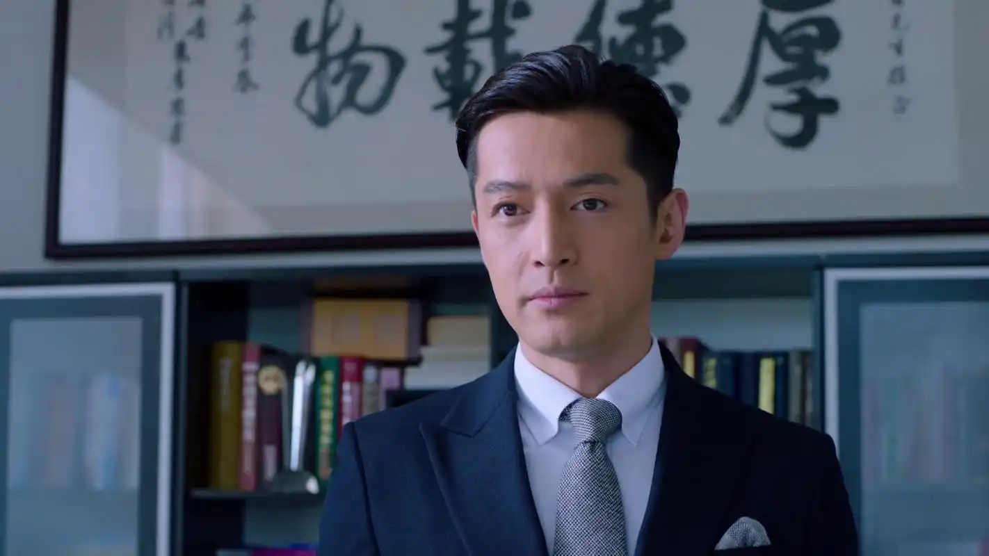 原创胡歌单手抱孩子,露出父亲一样的眼神,网友:快去结婚