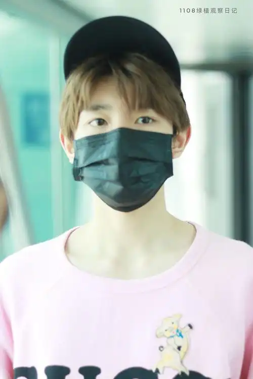 王源北京返重庆 是粉色的宝宝口罩帽子严实却显眼神有些疲惫