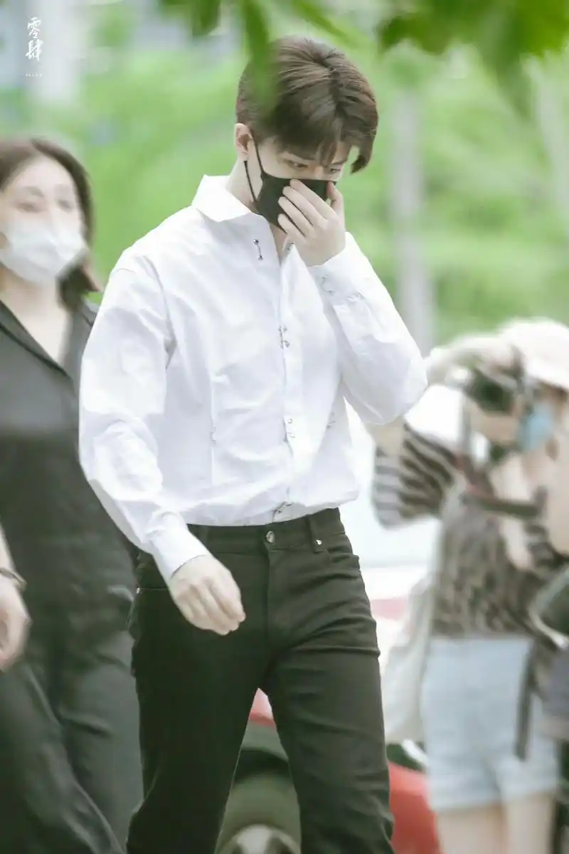 任嘉伦# 那个穿着白衬衫任时光涂抹的少年