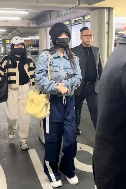 杨幂伦敦机场路透#捡到94散粉拍到幂到伦敦机场全套loewe上身,牛仔