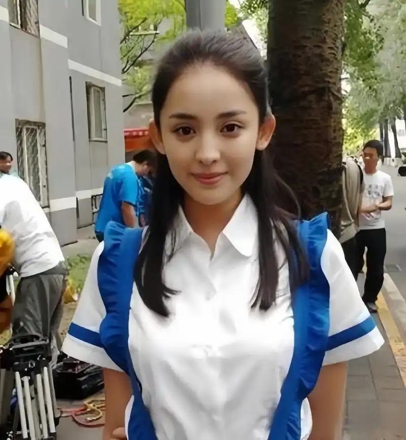 古力娜扎学生时期的照片,美丽中透着古灵精怪,就这颜值谁看着不迷糊