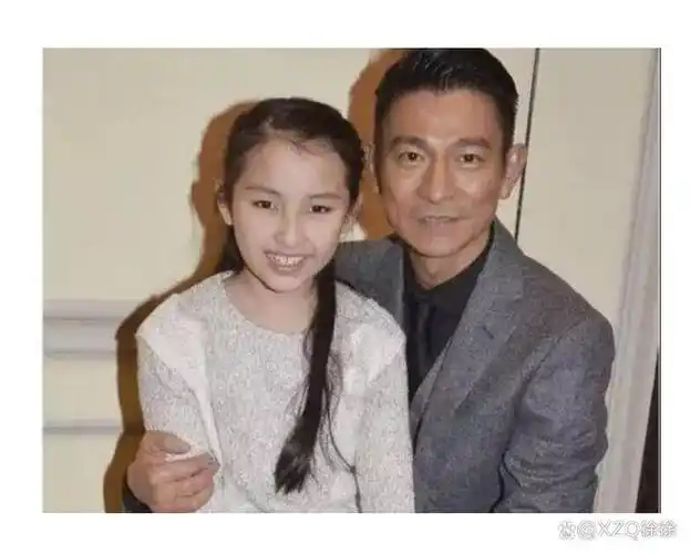 著名歌手刘德华近日出席了女儿刘向蕙的舞蹈表演,引起社交媒体热议.