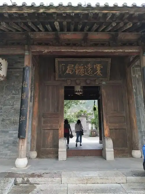 水镇里的振远镖局大门