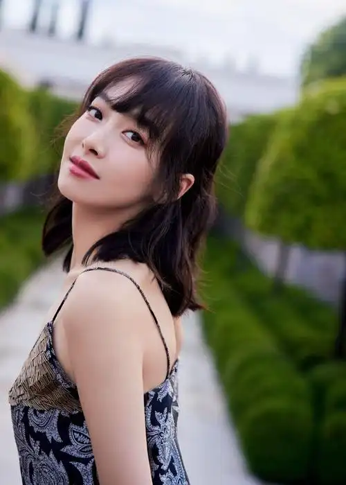 宋茜齐刘海锁骨发造型优雅大方 着深v吊带魅力十足-易天影视公司-服务