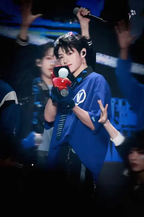 朱志鑫[超话]##朱志鑫百变舞台风格##朱志鑫 三代唯一门面