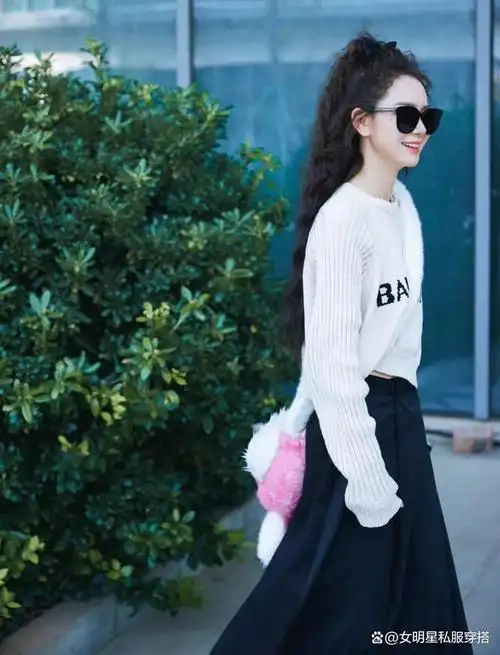 戚薇街拍毛衣长裙一身宽松好时髦