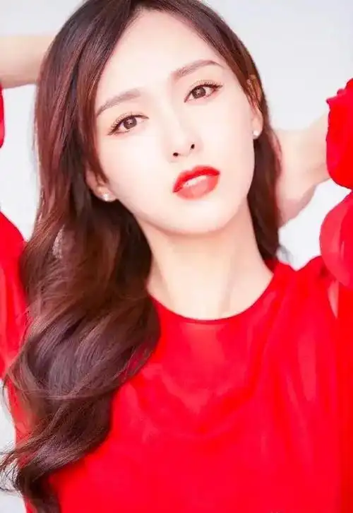 甜美可爱活泼开朗身姿曼妙的唐嫣美丽动人的写真照