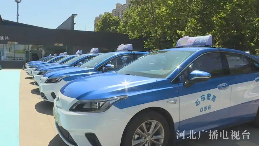 交车仪式上,30位的哥的姐作为出租车司机代表领导了纯电动出租汽车的