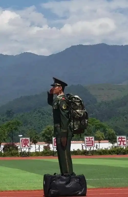 杨洋拍新戏穿军装路透照曝光网友皮肤晒黑了不少挺拔有气质