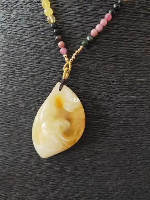 荧光拉丝带金沙桃花瓣73蜜蜡吊坠配碧玺_碧玺_蜜蜡_荧光_吊坠_毛衣