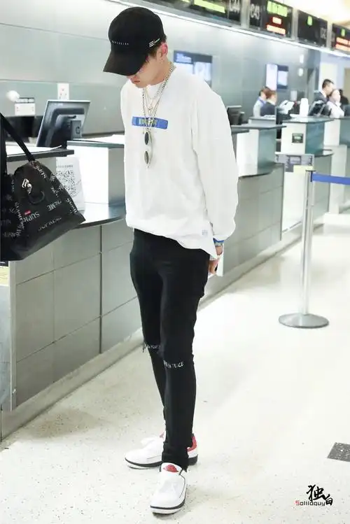 吴亦凡上脚aj2low然而最大的亮点是